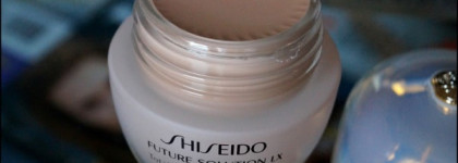 Задать тон с Shiseido Future Solution LX Total Radiance Foundation spf 15 в оттенке I20