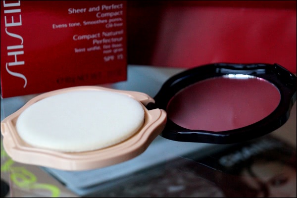 Компактная пудра с полупрозрачной текстурой Shiseido Sheer And Perfect Compact Foundation Spf 15 в оттенке I20