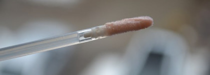 Деликатное сияние губ с Essence Xxxl shine Lipgloss #23 Dazzle Glow