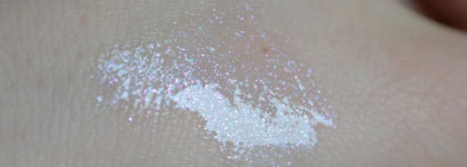 Деликатное сияние губ с Essence Xxxl shine Lipgloss #23 Dazzle Glow