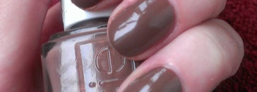 Там листья падают вниз, пластинки крутится диск.