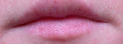 Yves Rocher.Raspberru scented lip bakm. Растительный уход для губ. Малина: Смягчающий бальзам. Уход ли?