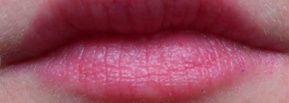 Yves Rocher.Raspberru scented lip bakm. Растительный уход для губ. Малина: Смягчающий бальзам. Уход ли?