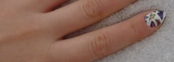 Бабочки на снегу с Лаковыми полосками Sally Hansen Salon Effects