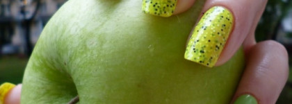 Два яблочка: желтое и зеленое