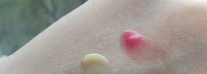 Вспомнить детство с блесками для губ от Oriflame. (VeryMe в оттенках Daring Spirit "Wild Rose" и Confident Boost "Pineapple")