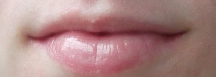 Вспомнить детство с блесками для губ от Oriflame. (VeryMe в оттенках Daring Spirit "Wild Rose" и Confident Boost "Pineapple")