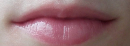 Вспомнить детство с блесками для губ от Oriflame. (VeryMe в оттенках Daring Spirit "Wild Rose" и Confident Boost "Pineapple")