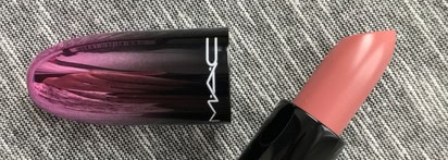 Помада МАС Love me lipstick из новой коллекции в оттенке 411 Laissez-faire