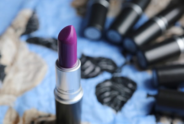 Помады MAC Matte Lipstick в оттенках Styled In Sepia, Heroine, Living Legend из коллекции The Matte Lip Collection