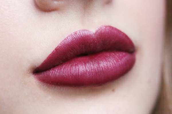 Помады MAC Matte Lipstick в оттенках Styled In Sepia, Heroine, Living Legend из коллекции The Matte Lip Collection
