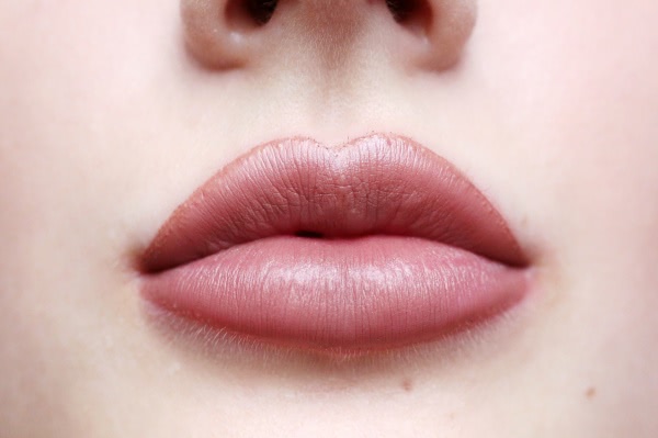 Помады MAC Matte Lipstick в оттенках Styled In Sepia, Heroine, Living Legend из коллекции The Matte Lip Collection