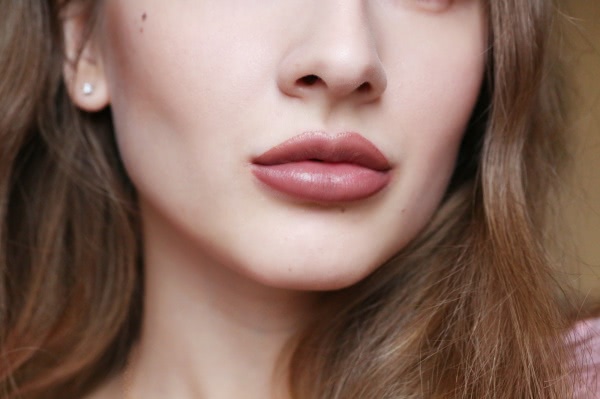 Помады MAC Matte Lipstick в оттенках Styled In Sepia, Heroine, Living Legend из коллекции The Matte Lip Collection