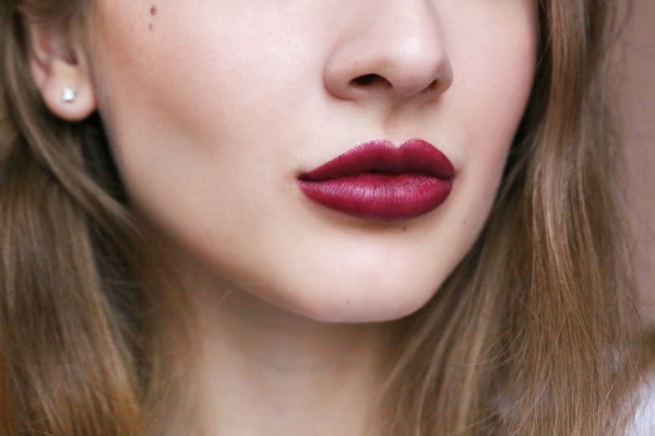 Помады MAC Matte Lipstick в оттенках Styled In Sepia, Heroine, Living Legend из коллекции The Matte Lip Collection