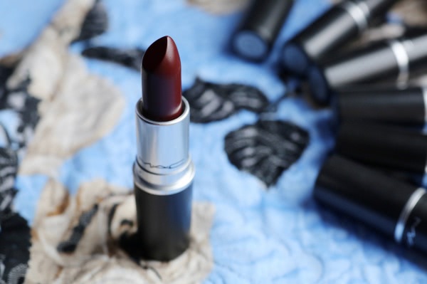 Помады MAC Matte Lipstick в оттенках Styled In Sepia, Heroine, Living Legend из коллекции The Matte Lip Collection