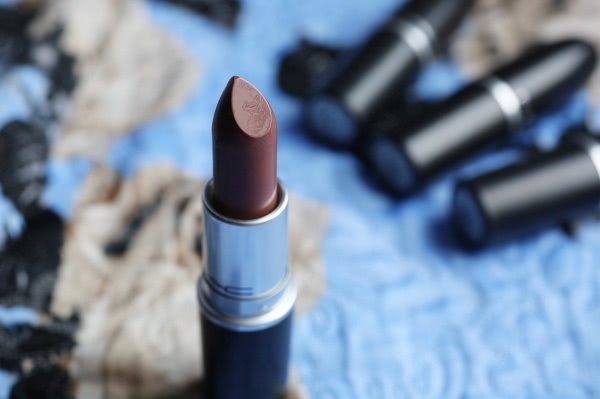 Помады MAC Matte Lipstick в оттенках Styled In Sepia, Heroine, Living Legend из коллекции The Matte Lip Collection