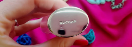 Сама женственность, капля флирта и припыленная пудрой зимняя роза от Mademoiselle Rochas