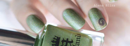 Diamonds Are Forever: Сверкающий маникюр с лаками A-England Carnation Lily Lily Rose, Symphony In Green And Gold, Kalinka, Wuthering Heights, Virgin Queen