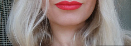 Коралловая помада с подсветкой. Estée Lauder Pure Color Envy Sculpting Lipstick 320 Defiant Coral