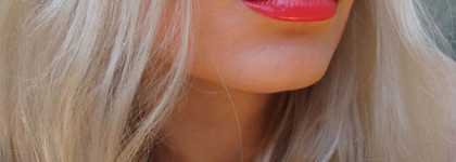 Коралловая помада с подсветкой. Estée Lauder Pure Color Envy Sculpting Lipstick 320 Defiant Coral