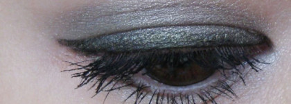 Кремовая подводка YSL Eyeliner Effet Faux Cils в оттенках 3 Noir Bronze и 5 Noir Burlat, а также кисти, которыми я её наношу: YSL Eyeliner Brush и Artdeco Eyeliner Brush