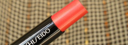 Тёплая и нежная коралловая помада с золотистой подсветкой. Shiseido Veiled Rouge OR303 Orangerie