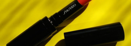 Тёплая и нежная коралловая помада с золотистой подсветкой. Shiseido Veiled Rouge OR303 Orangerie