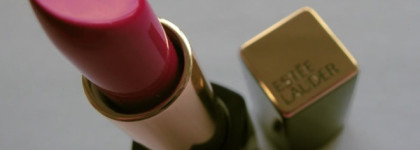 Розово-красный или красно-розовый пион. Estée Lauder Pure Color Envy Sculpting Lipstick 270 Jealous