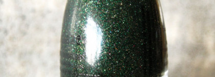 "У". Самый декабрьский лак. China Glaze Winter Holly на подложке Maybelline Colorama 269 In-green
