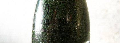 "У". Самый декабрьский лак. China Glaze Winter Holly на подложке Maybelline Colorama 269 In-green