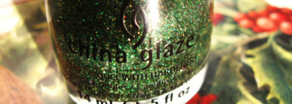 "У". Самый декабрьский лак. China Glaze Winter Holly на подложке Maybelline Colorama 269 In-green