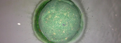 Повелитель Рождества и моей души: Lush Lord of Misrule Bath Bomb