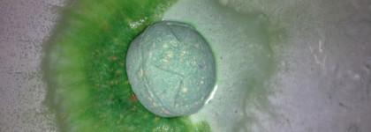 Повелитель Рождества и моей души: Lush Lord of Misrule Bath Bomb