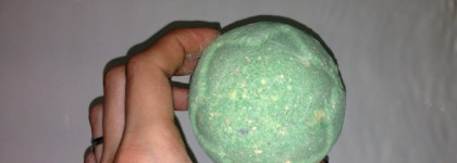 Повелитель Рождества и моей души: Lush Lord of Misrule Bath Bomb