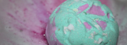 Lush  Mistletoe Bath Bomb — феерия цвета