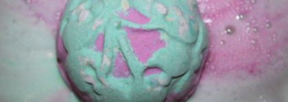 Lush  Mistletoe Bath Bomb — феерия цвета