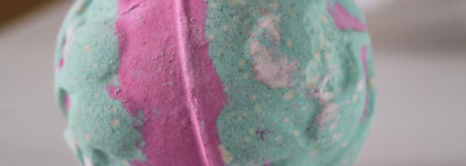 Lush  Mistletoe Bath Bomb — феерия цвета