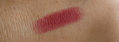 Губная помада с эффектом объема - Avon Beyond Color Lipstick Plumping Lip Color Divine Wine (винная ягода)