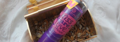 Двое из ларца, совсем не одинаковых с лица. Essence и Nivea