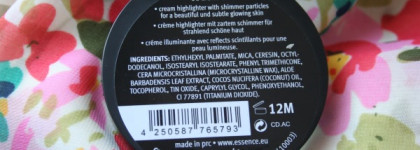 Essence Dark romance Cream highlighter 01 Light up