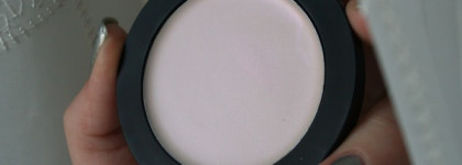 Essence Dark romance Cream highlighter 01 Light up