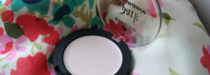 Essence Dark romance Cream highlighter 01 Light up