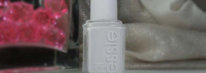 Еще один вариант маникюра: Essie Blanc + Sally Hansen Fog