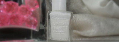 Еще один вариант маникюра: Essie Blanc + Sally Hansen Fog