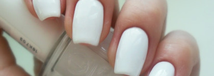 Еще один вариант маникюра: Essie Blanc + Sally Hansen Fog