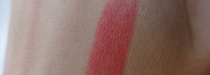 Мы кораллы : стойкая губная помада Essence longlasting lipstick №01 coral calling