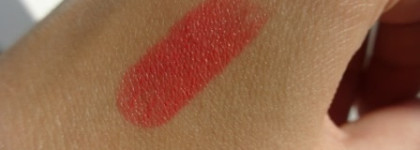 Мы кораллы : стойкая губная помада Essence longlasting lipstick №01 coral calling