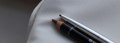 Подчеркнуть естественность бровей с карандашами Givenchy и Dior