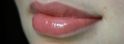 Пара нормальных: Lumene Wild Rose Volume Lip Gloss/Блеск для губ с эффектом объёма/ №21, №27