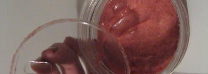 Земляничное настроение. Yves Rocher Les Plaisirs Nature Body Exfoliant Strawberry – Эксфолиант для тела «Лесная земляника»